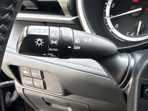 Used 2022 Toyota Highlander XLE AWD/4WD image 23