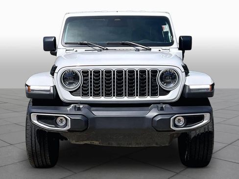 Used 2025 Jeep Wrangler Sahara AWD/4WD image 4