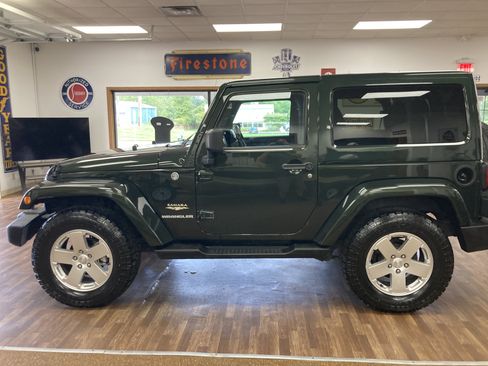 Used 2011 Jeep Wrangler Sahara w/ Connectivity Group AWD/4WD image 2