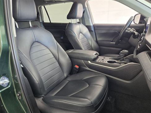 Used 2024 Toyota Highlander LE image 16