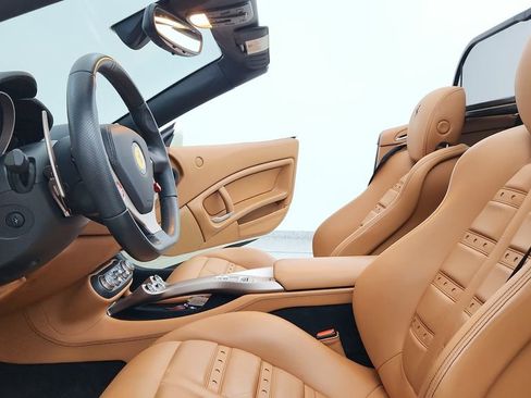 Used 2014 Ferrari California image 18