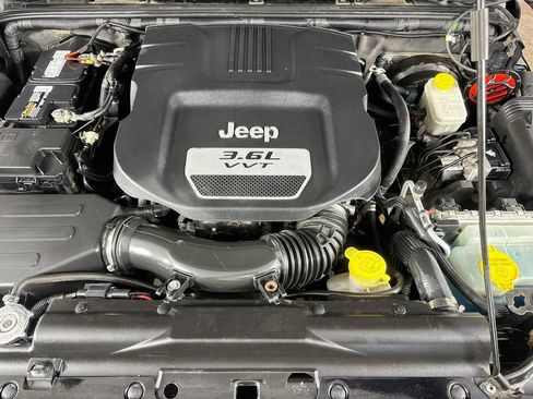 Used 2013 Jeep Wrangler Unlimited Sahara w/ Dual Top Group AWD/4WD image 33