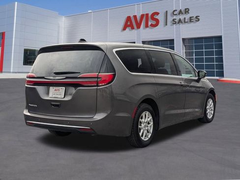 Used 2023 Chrysler Pacifica Touring-L image 5
