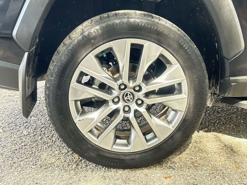 Used 2022 Toyota RAV4 XLE Premium FWD image 5