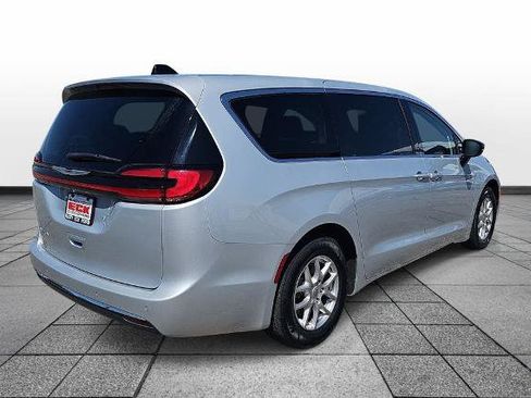 Used 2024 Chrysler Pacifica Touring-L FWD image 5