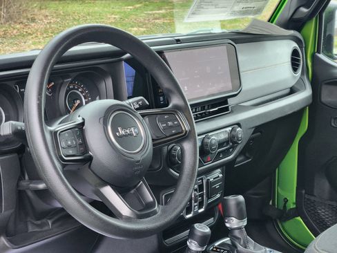 Used 2025 Jeep Gladiator Nighthawk image 23