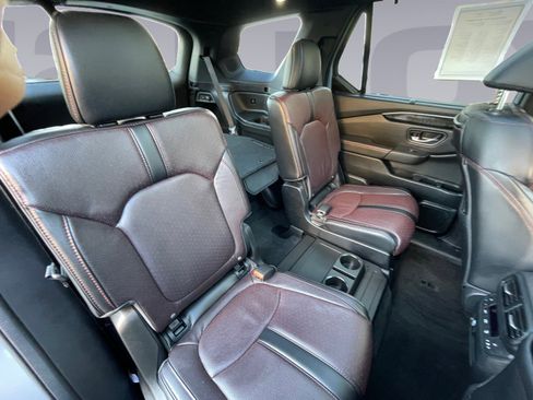 Used 2025 Honda Pilot Black Edition image 18