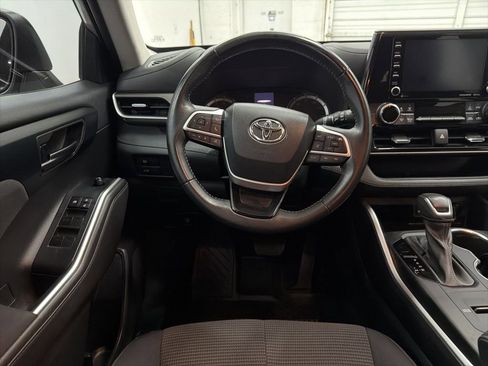 Used 2022 Toyota Highlander LE FWD image 22