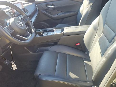 Used 2023 Nissan Rogue SV w/ SV Premium B Package image 5