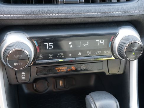 Used 2021 Toyota RAV4 LE AWD/4WD image 23