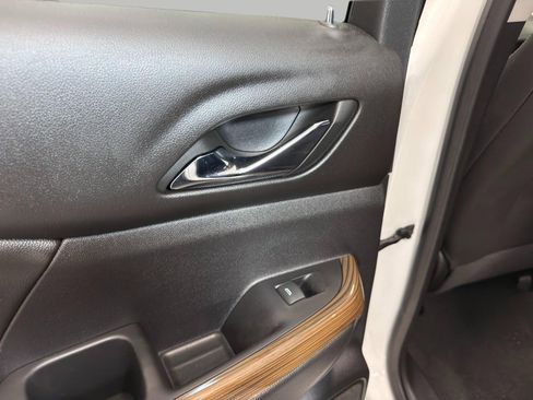 Used 2023 GMC Acadia SLE w/ Driver Convenience Package image 19