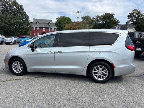 Certified 2024 Chrysler Pacifica Touring-L FWD image 6