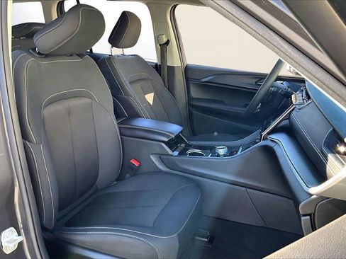 Used 2023 Jeep Grand Cherokee Laredo X image 23