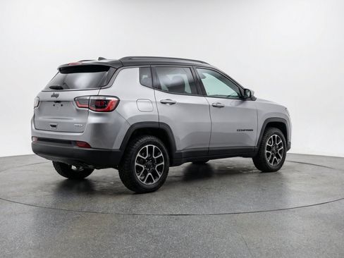 Used 2025 Jeep Compass Trailhawk AWD/4WD image 9
