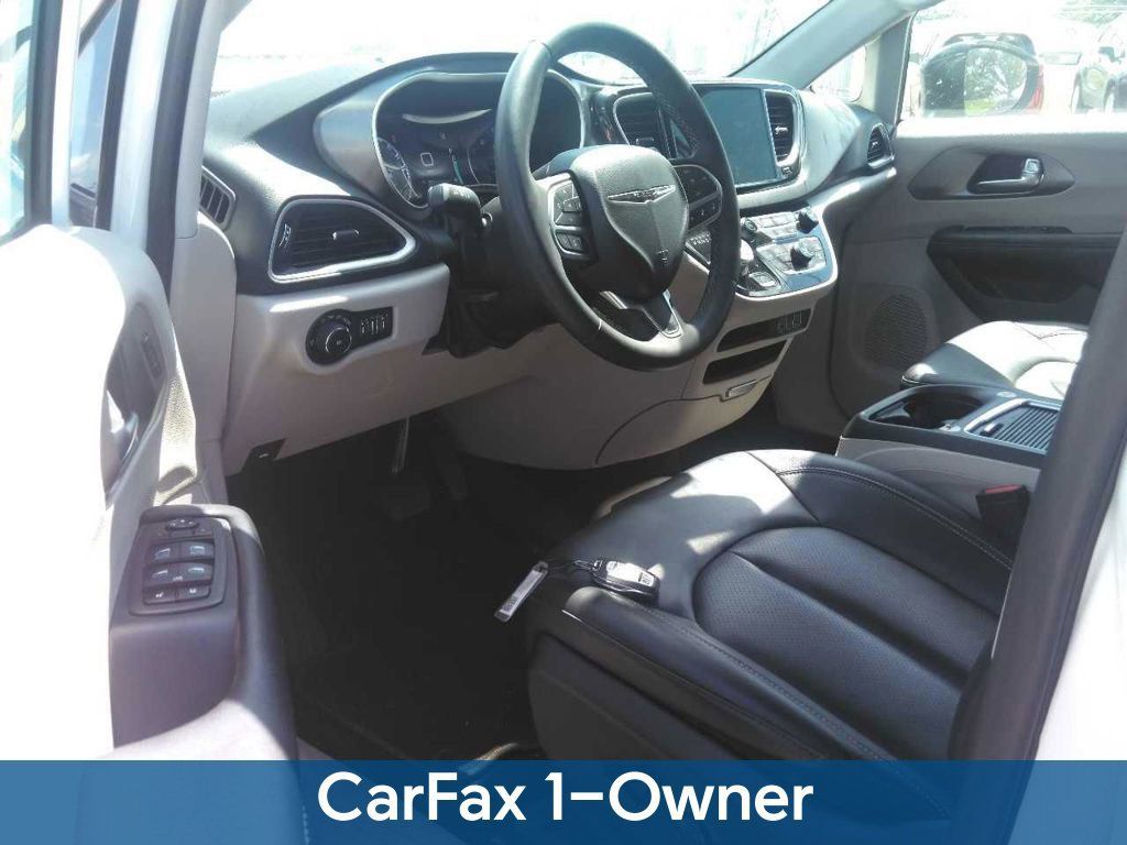 Used 2024 Chrysler Pacifica Touring-L FWD image 2