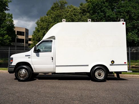 Used 2019 Ford E-350 and Econoline 350 Super Duty w/ Power Windows & Locks Group RWD image 9