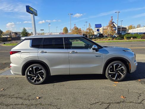 New 2025 Mitsubishi Outlander SEL image 4