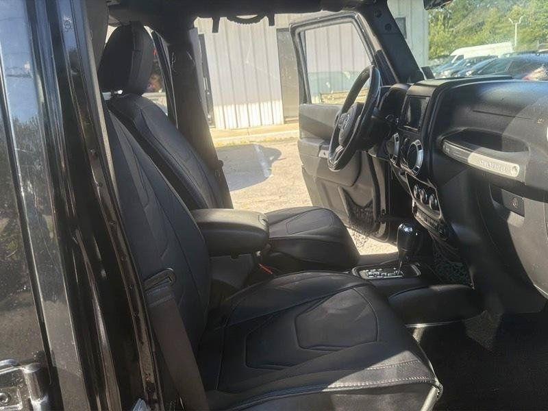 Used 2014 Jeep Wrangler Unlimited Sahara w/ Dual Top Group AWD/4WD image 18