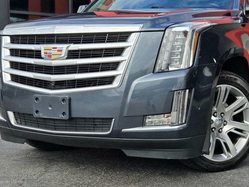 Used 2019 Cadillac Escalade Luxury image 2