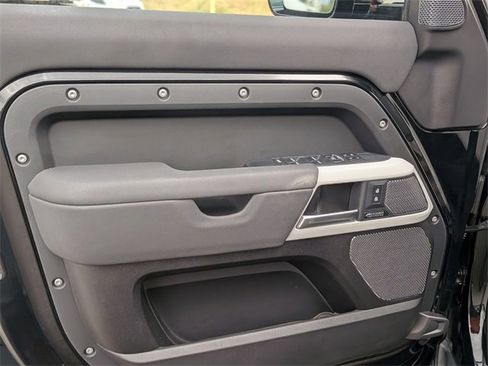 Used 2023 Land Rover Defender 110 X-Dynamic SE image 12