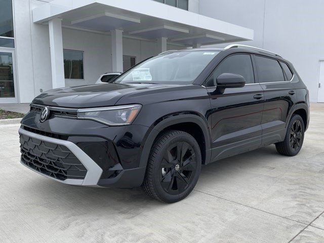 New 2025 Volkswagen Taos SE FWD image 3
