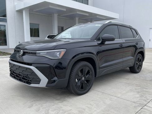 New 2025 Volkswagen Taos SE image 3
