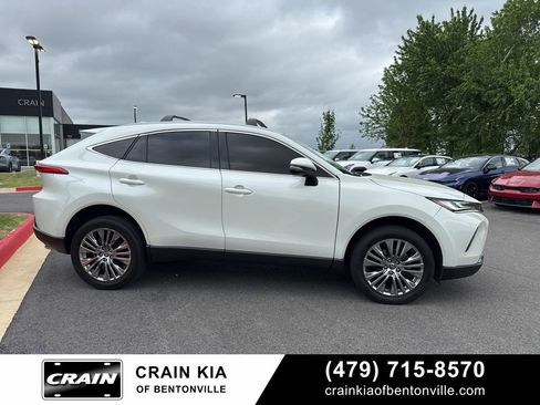 Used 2022 Toyota Venza XLE AWD/4WD image 2