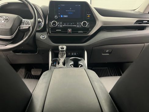 Used 2025 Toyota Highlander XLE FWD image 51