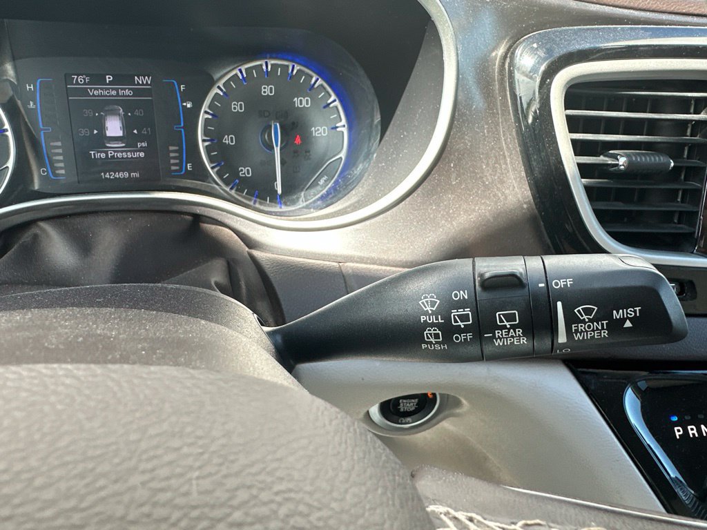 Used 2017 Chrysler Pacifica Touring-L FWD image 39