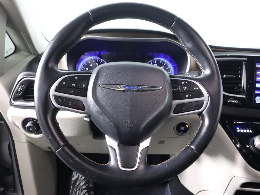 Used 2017 Chrysler Pacifica Touring-L FWD image 11