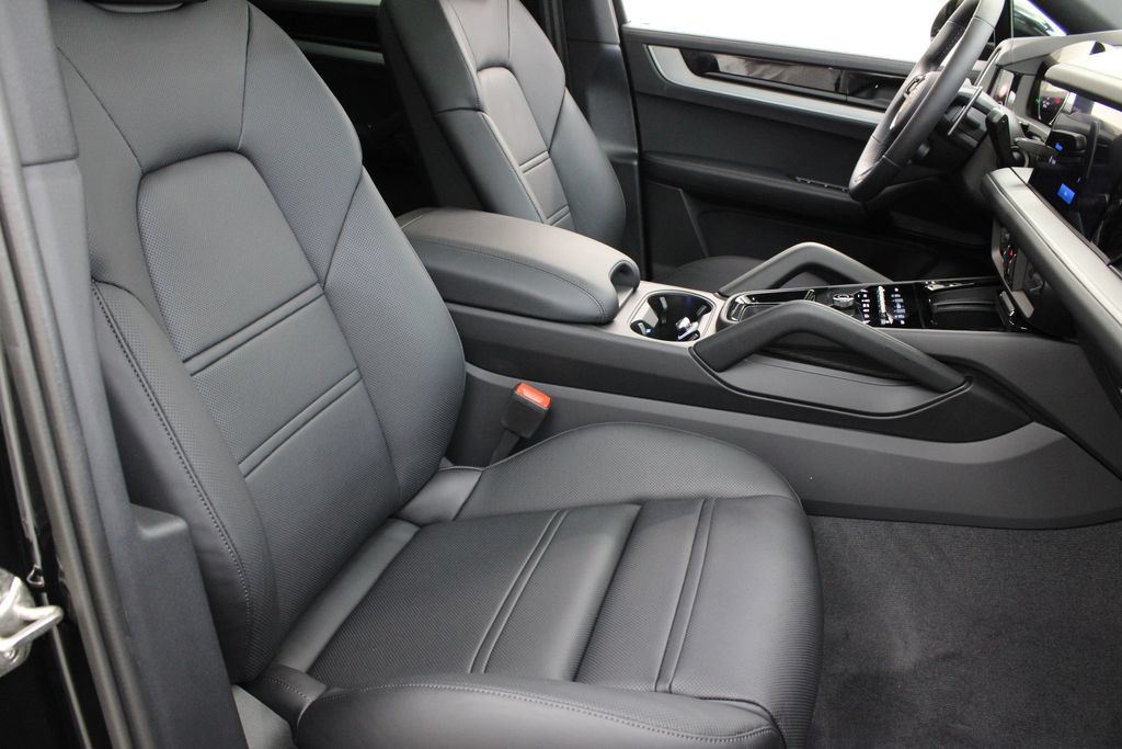 Used 2025 Porsche Cayenne S AWD/4WD image 29