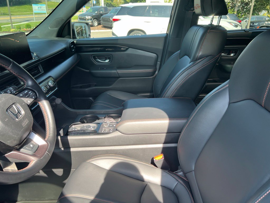Used 2025 Honda Pilot TrailSport image 8