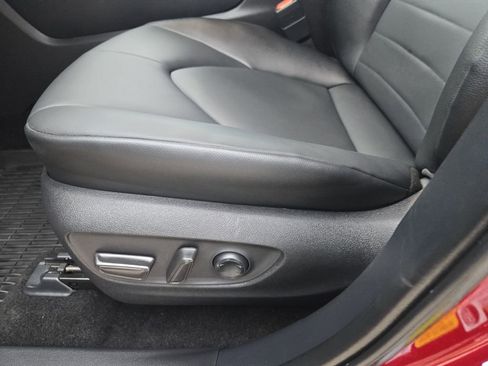 Used 2025 Toyota Highlander XLE image 26