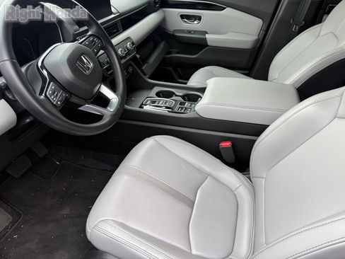 Certified 2025 Honda Pilot Touring image 9