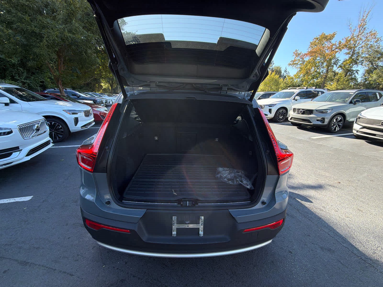 Used 2023 Volvo XC40 B4 Plus w/ Protection Package Premier FWD image 19