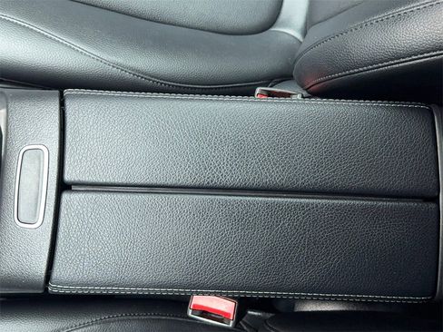 Used 2020 Mercedes-Benz GLB 250 w/ Premium Package image 34