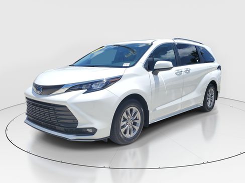 Certified 2025 Toyota Sienna XLE FWD image 3