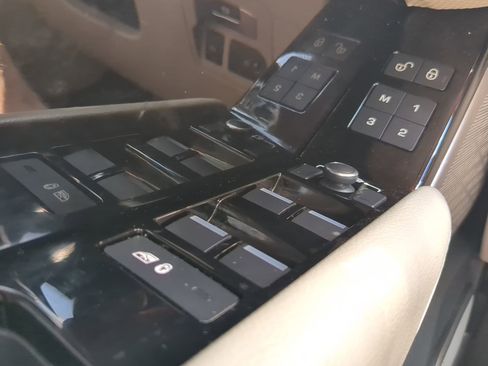 Used 2019 Land Rover Range Rover Velar R-Dynamic SE image 23