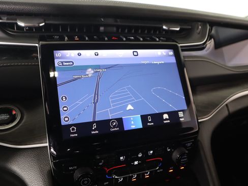 Used 2023 Jeep Grand Cherokee L Limited w/ Luxury Tech Group II image 7