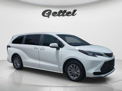 Used 2025 Toyota Sienna LE FWD image 3