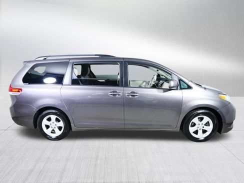Used 2012 Toyota Sienna LE image 8