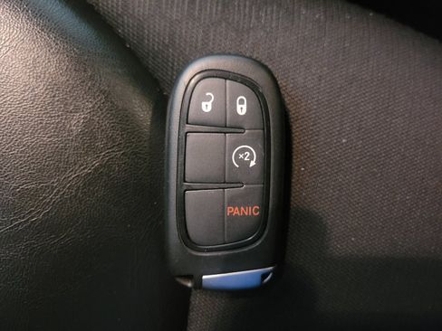 Used 2020 Jeep Cherokee Latitude Plus w/ Cold Weather Group AWD/4WD image 32