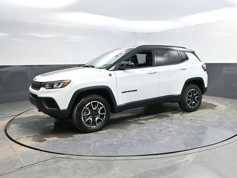 Used 2025 Jeep Compass Trailhawk AWD/4WD image 8