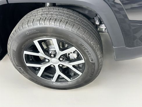 Used 2023 Jeep Grand Cherokee Limited image 11