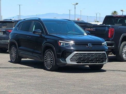 Used 2025 Volkswagen Taos SE FWD image 2