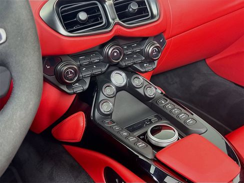 Used 2022 Aston Martin V8 Vantage image 13