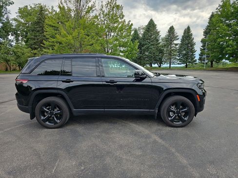 Used 2025 Jeep Grand Cherokee Altitude AWD/4WD image 7