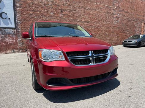 Used 2016 Dodge Grand Caravan SXT FWD image 2