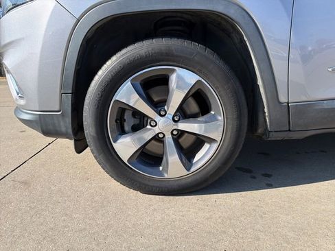 Used 2019 Jeep Cherokee Limited image 9