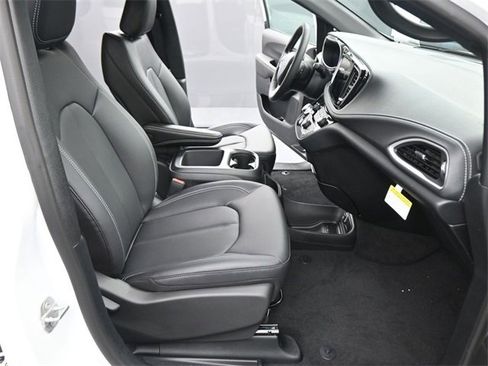 New 2026 Chrysler Pacifica Select image 35